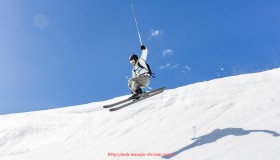 玩球直播-健身器材高拉下拉动作在体育背部训练中的技术要点